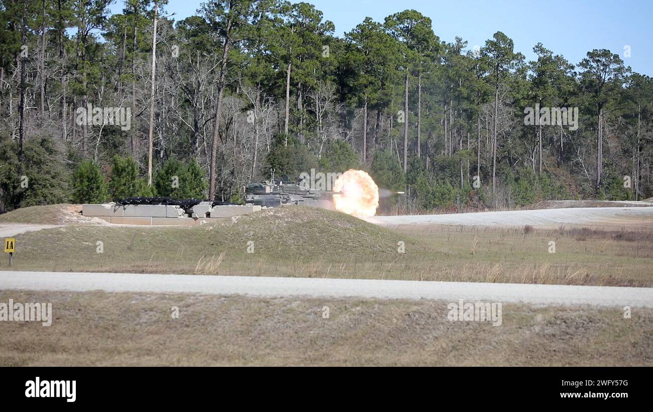 Ein M1A2 Abrams-Panzer feuert eine Runde während des 2. Bataillons, 7. Infanterieregiments und 5. Squadron, 7. Kavallerie-Regiments, am 30. Januar 2024 in Fort Stewart, Georgia. Schießtische helfen Panzerbesatzungen, greifbare Kennzahlen zu erhalten, anhand derer sie sich selbst beurteilen und messen können, sowie Fertigkeiten zu erhalten. (Foto der US-Armee von PFC. Benjamin Hale) Stockfoto