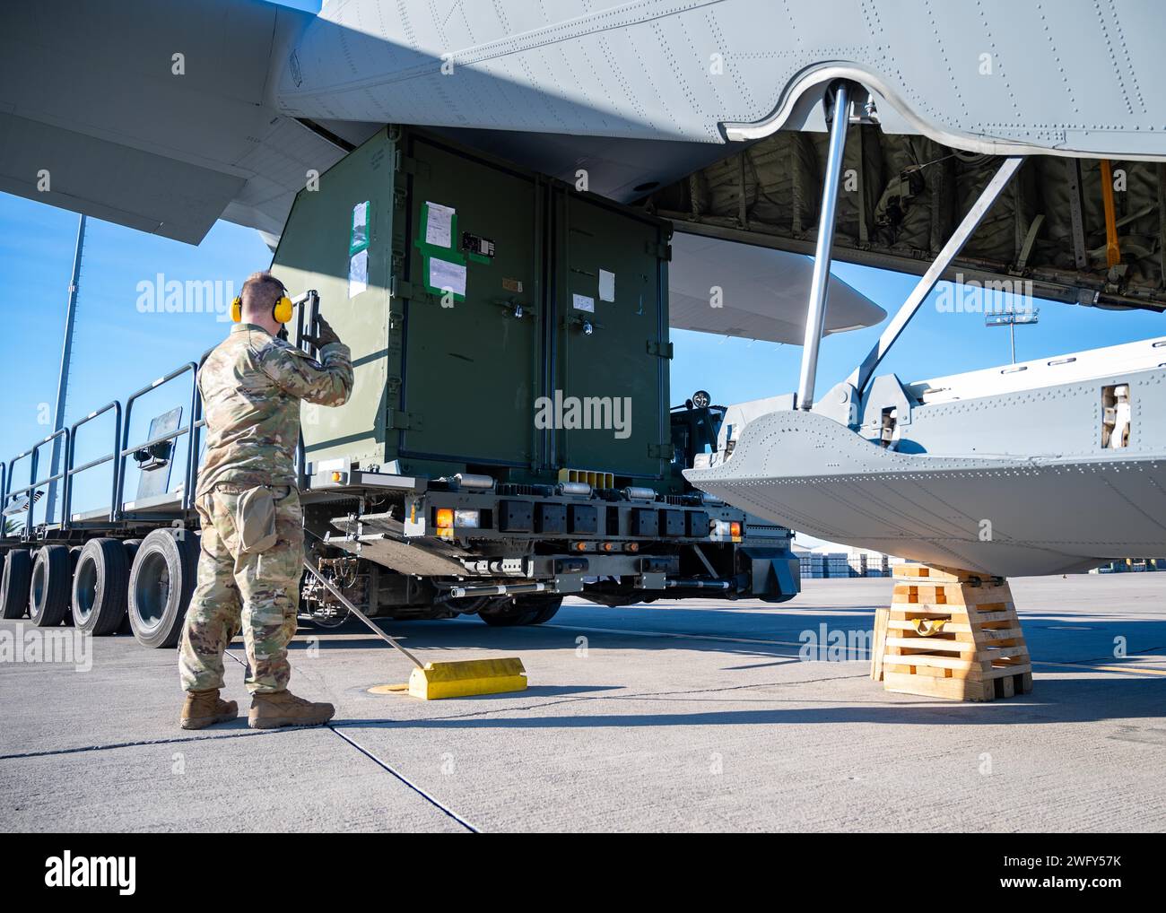 Der Senior Airman Seth Howell, 515th Air Mobility Element (AME) Spezialist für Lufttransport, hilft beim Laden von Fracht auf eine C-130 Hercules auf der Nellis Air Force Base, Nevada, die von der 79th Fighter Generation Squadron (FGS) in Bamboo Eagle 24-1 am 26. Januar 2024 genutzt wird. Die 79th FGS arbeitete mit der 515th AME zusammen, um Personal und Ausrüstung an einen simulierten entfernten Ort zu liefern, um Kampfflugzeuge in einer umstrittenen Umgebung zu erzeugen. (Foto der U.S. Air Force von Senior Airman Steven Cardo) Stockfoto