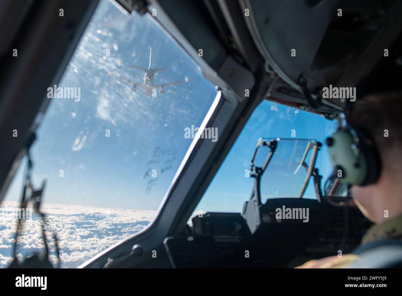 Eine KC-46A Pegasus fliegt weg, nachdem sie einen C-17 Globemaster III betankt, der der Joint Base Charleston, South Carolina, zugewiesen wurde, während der Übung Bamboo Eagle 24.-1. Januar 2024. Durch die Nutzung des ausgewiesenen Luftraums bietet BE Airmen, Verbündeten und Partnern einen flexiblen, kampfrepräsentativen, multidimensionalen Battlespace, um Testtaktiken zu entwickeln und weiterführende Schulungen zur Unterstützung der nationalen Interessen der USA durchzuführen. (Foto der U.S. Air Force von Senior Airman Christian Silvera) Stockfoto