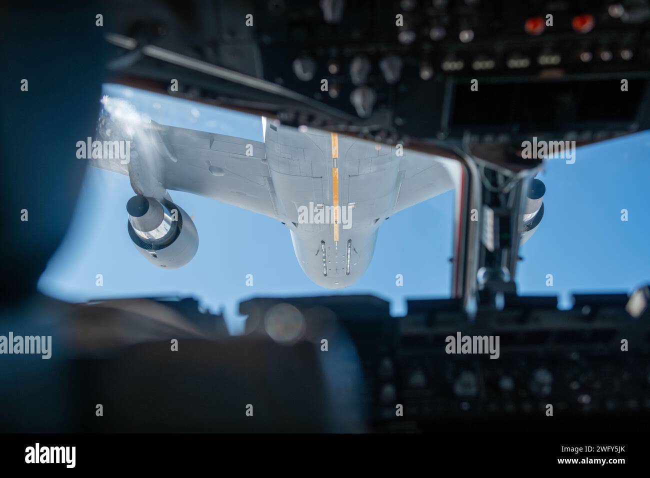 Eine C-17 Globemaster III, die der Joint Base Charleston, South Carolina, zugewiesen wurde, erhält Treibstoff von einer KC-46A Pegasus, über der Küste Kaliforniens während der Übung Bamboo Eagle 24-1, 29. Januar 2024. Durch die Nutzung des ausgewiesenen Luftraums bietet BE Airmen, Verbündeten und Partnern einen flexiblen, kampfrepräsentativen, multidimensionalen Battlespace, um Testtaktiken zu entwickeln und weiterführende Schulungen zur Unterstützung der nationalen Interessen der USA durchzuführen. (Foto der U.S. Air Force von Senior Airman Christian Silvera) Stockfoto