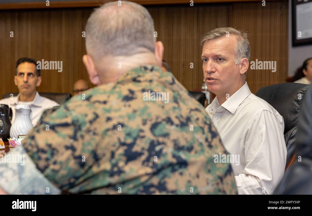 Unterstaatssekretär Erik Raven, rechts, spricht mit General William M. Jurney, Oberbefehlshaber der U.S. Marine Corps Forces, Pazifik, während des Besuchs des Untersekretärs in Hawaii, auf Camp H. M. Smith, Hawaii, 8. Januar 2024. Raven reist nach Hawaii und Guam, um sich mit Führern, Regierungsbeamten und Mitgliedern des Dienstes zu treffen, um die Bedeutung regionaler Sicherheit und Stabilität und Verteidigung amerikanischer Interessen sowie mit unseren Verbündeten und Partnern zu besprechen. Stockfoto