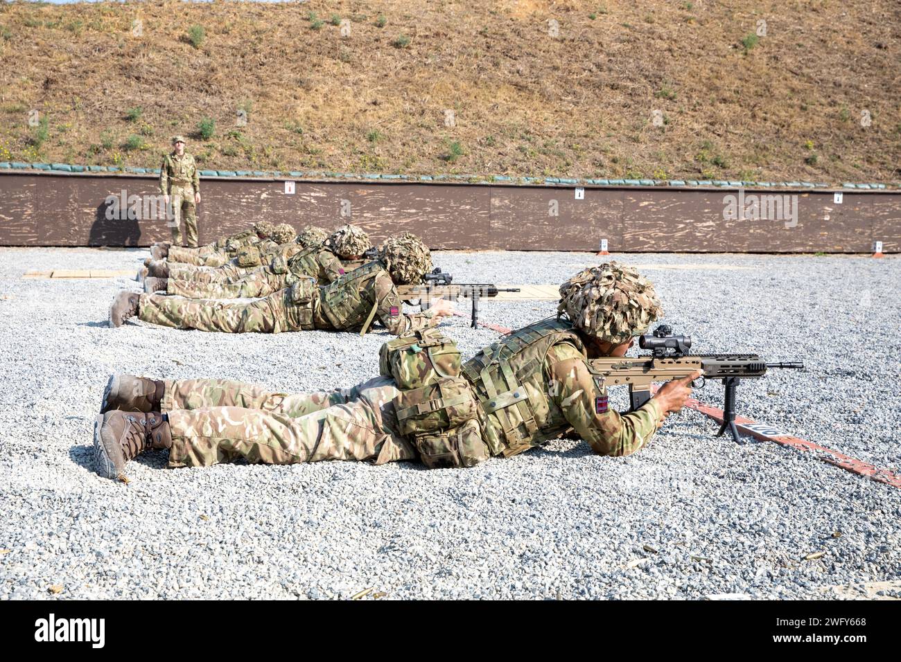 Britische Soldaten des Princess of Wales Royal Regiment (PWRR) Tigers nahmen am 1. September 2023 an der Ausbildung zur Schusskunst Teil. Die PWRR ist das Infanterieregiment der britischen Armee und trainiert gemeinsam mit NATO-Partnern, um die Interoperabilität zu verbessern. Stockfoto