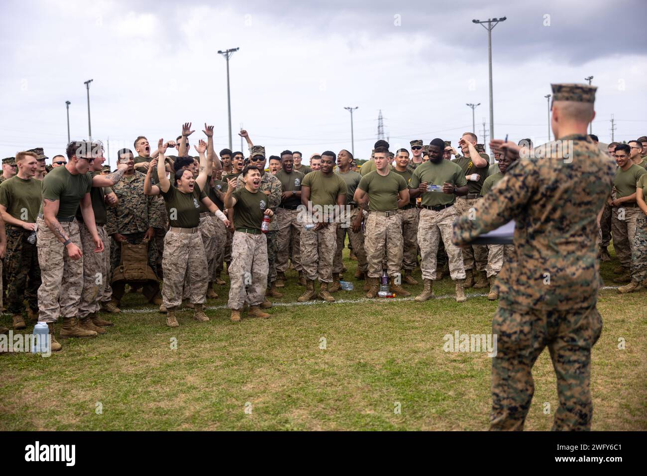 US-Marines feiern mit Marine Air Support Squadron (MASS) 2 den Sieg bei einem Feldtreffen auf der Marine Corps Air Station Futenma, 19. Januar 2024. Das Field Meet fand anlässlich des 81. Jahrestages der MESSE statt. Stockfoto