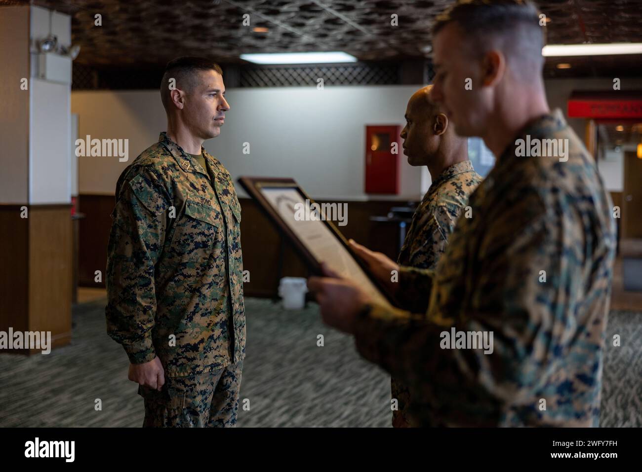 Rodger Bond, der erste Sergeant der Marine Air Control Squadron 4 Kompanie K, wird am 3. Januar 2024 in den Rang eines Sergeant Majors auf der Marine Corps Air Station (MCAS) Futenma, Okinawa, Japan, versetzt. Frocking ist eine Tradition, bei der Marines in die nächste Gehaltsstufe vorrücken und den Titel und die Aufgaben vor ihrem offiziellen Beförderungstermin übernehmen. Stockfoto