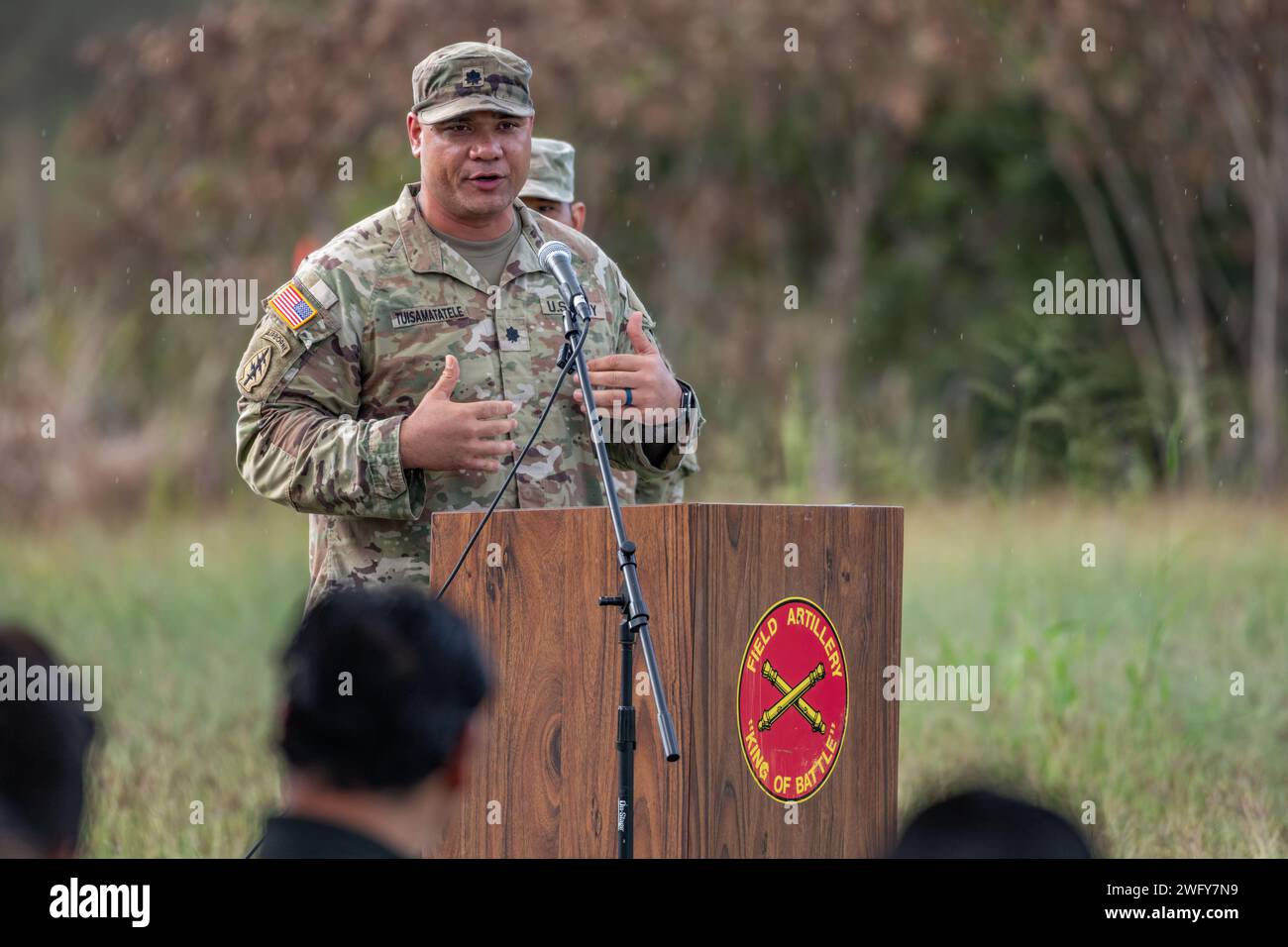 US-Soldaten, angesehene Besucher und Familienmitglieder besuchten das 1. Bataillon, 487. Feldartillerie-Regiment (1-487 FA) Target Acquisition Section, 29. Infanterie Brigade Combat Team, Hawaii Army National Guard Einsatzzeremonie in Schofield Barracks, Hawaii, 6. Januar 2024. Soldaten der 1-487 FA Target Acquisition Section bereiten sich auf den Einsatz zur Unterstützung der Operation Enduring Freedom während der Operation Juniper Shield vor. Stockfoto