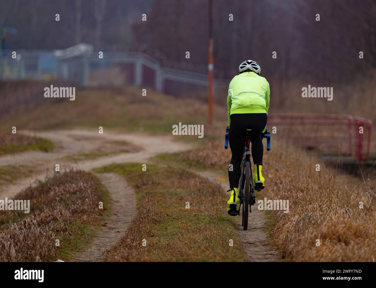 Ein Mann, der auf einer Landstraße mit einem Sportrad fährt. Stockfoto