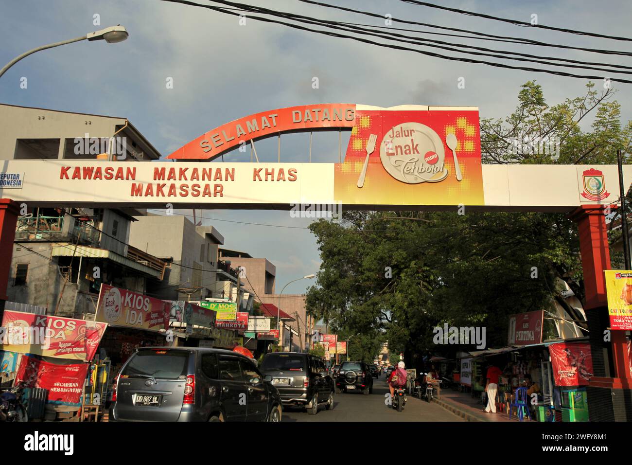 Datu (Datuk) Museng Street, Zentrum der kulinarischen Geschäfte und Cafés in Makassar, Süd-Sulawesi, Indonesien. Stockfoto