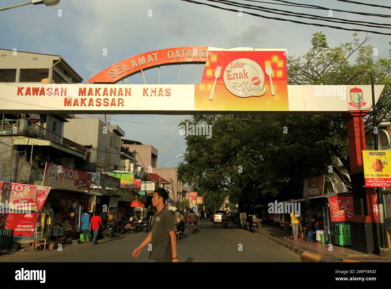 Datu (Datuk) Museng Street, Zentrum der kulinarischen Geschäfte und Cafés in Makassar, Süd-Sulawesi, Indonesien. Stockfoto