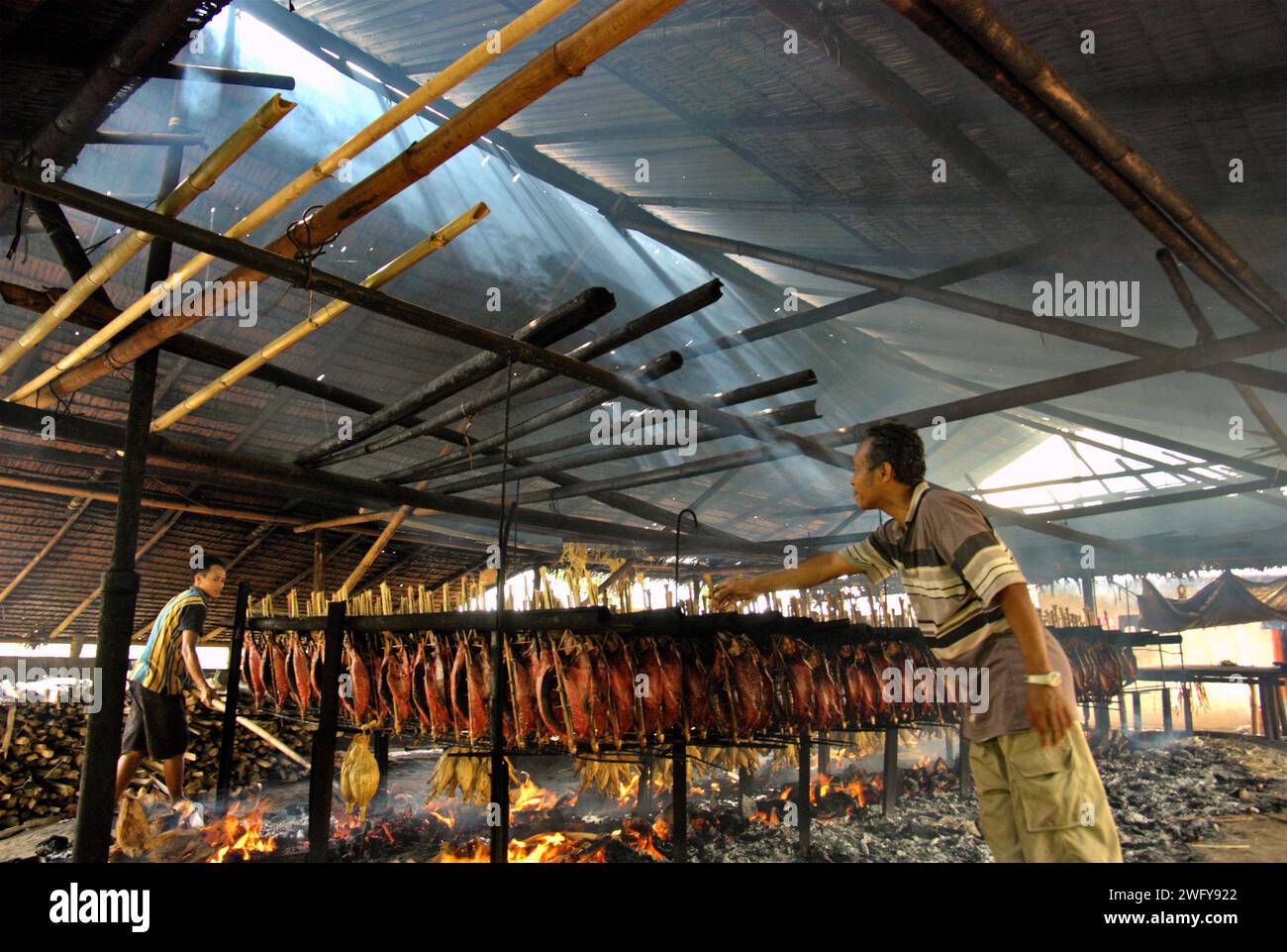 Eine geräucherte Fischproduktion, bei der Bonito-Thunfischfleisch in einer heimischen Industrie in Bitung, Nord-Sulawesi, Indonesien, verwendet wird. Der Beitrag der indigenen Bevölkerung zur technologischen Innovation bietet eine breite Palette von Optionen für die Bewältigung unter anderem der Ernährungssicherheit, so der Bericht des Zwischenstaatlichen Ausschusses für Klimaänderungen (IPCC) aus dem Jahr 2023. Der im Volksmund als Cakalang Fufu bekannte geräucherte Thunfisch gilt als exotisches einheimisches Essen, ein Teil der Produktion von Bonito-Thunfischen, die zu den wichtigsten wirtschaftlichen Aktivitäten in Bitung City gehört. Stockfoto