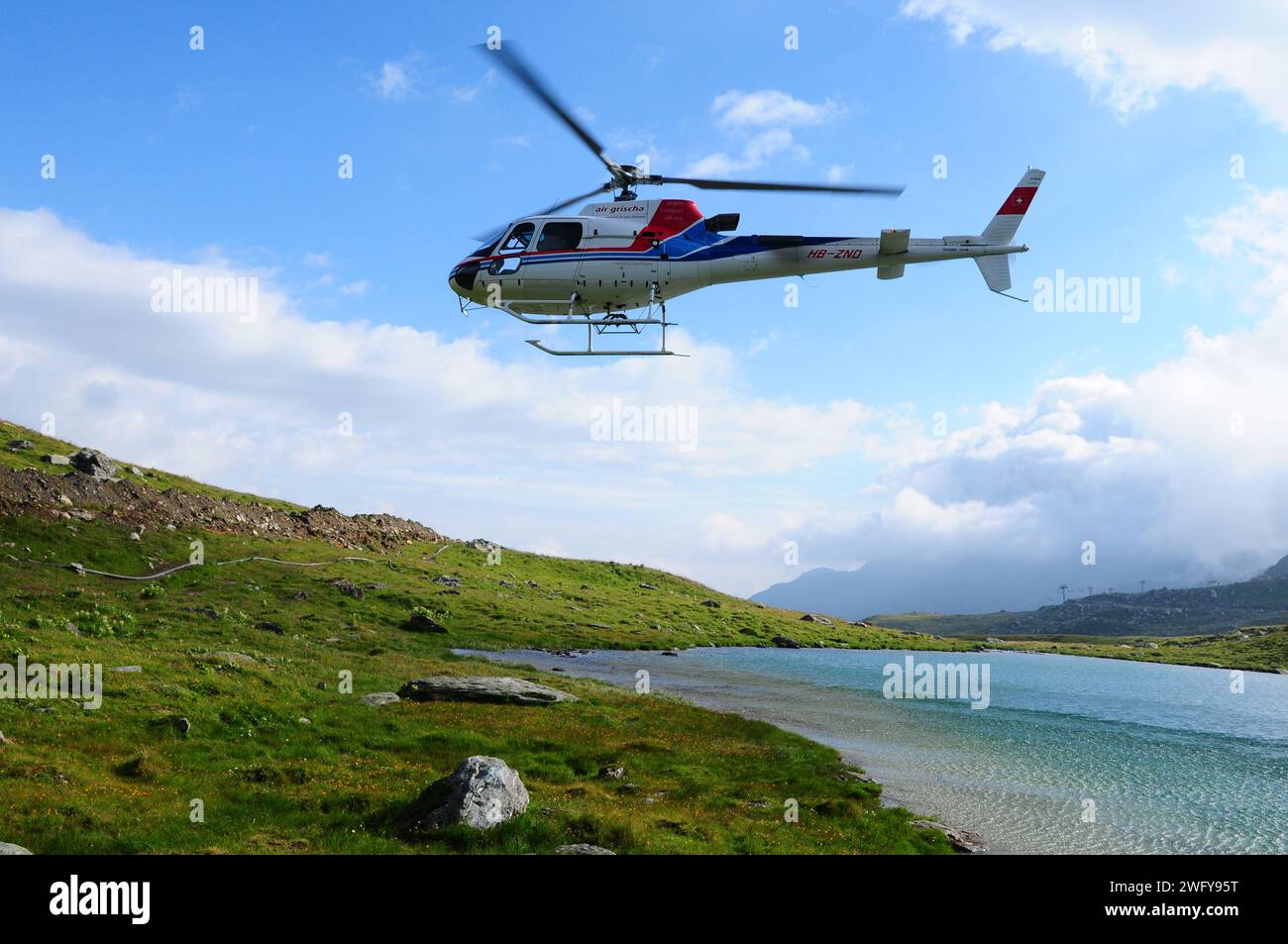 Ein Helikopter der Air Engadin auf der Furtschella. Ein Hubschrauber von Air Engadin in den schweizer alpen bei Furtschella. Stockfoto