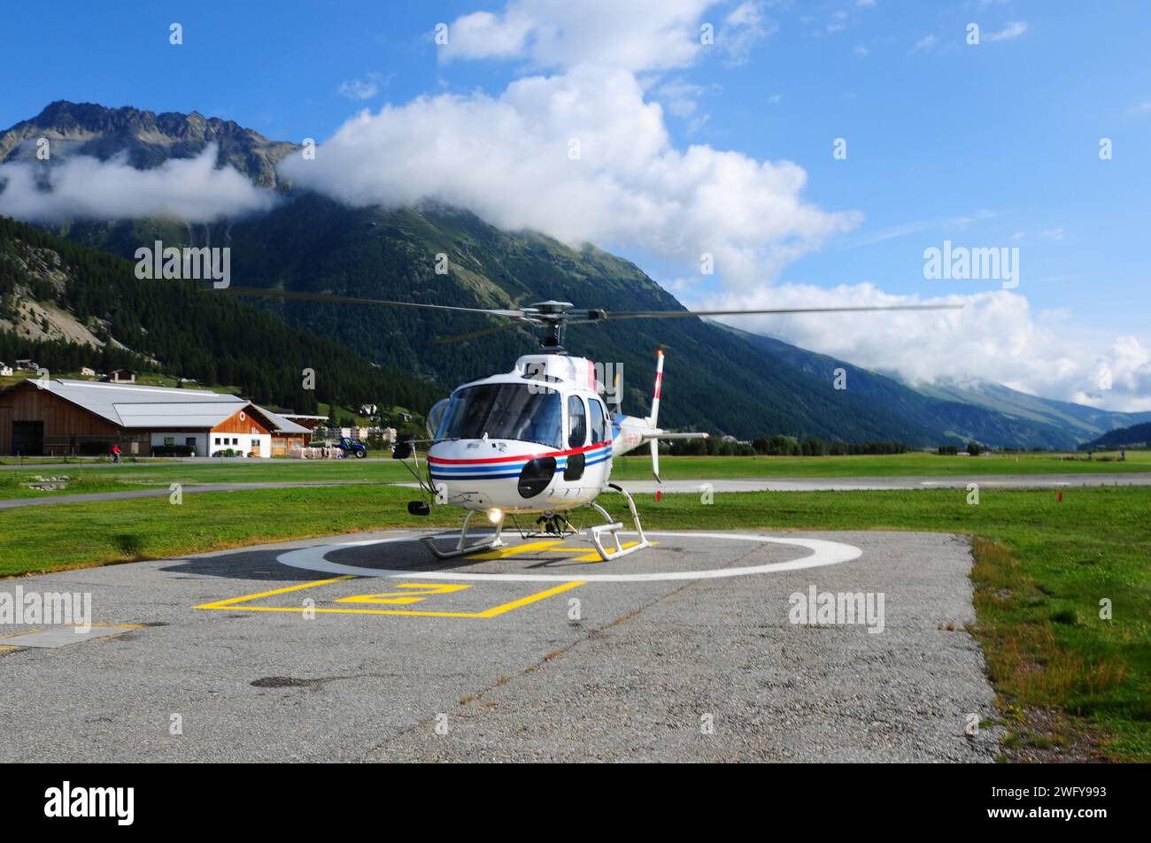 Helikopter Samedan Flughafen: Schweizer Helikopter am Samedan Flughafen Stockfoto