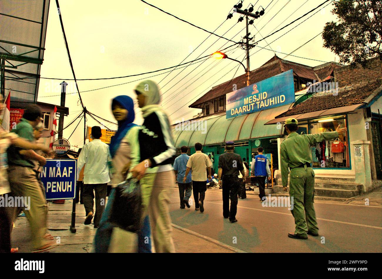 Szene einer befahrenen Straße vor der Daarut Tauhiid Moschee in Gegerkalong, Sukasari, Bandung, West Java, Indonesien. Gegründet von einem berühmten indonesischen islamischen Prediger KH Abdullah Gymnastiar, ist es der Daarut Tauhiid Internat und Stiftung zusammen mit ihrer Aktivitätsmarke Manajemen Qolbu (MQ) gelungen, den religiösen Tourismus und die wirtschaftlichen Aktivitäten im Gegerkalong Gebiet in Bandung City zu eskalieren. Stockfoto