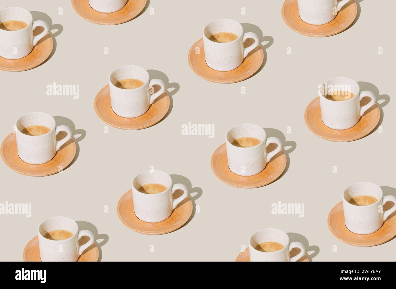 Trendiges Muster aus einer Tasse Kaffee auf hellem Pastellhintergrund. Kreatives Kaffeekonzept. Minimales Espresso-Muster. Kaffeeästhetik. Stockfoto