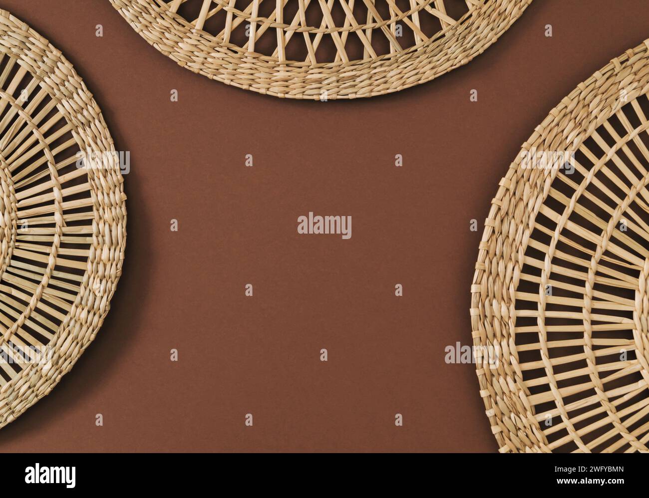 Ein originales Hintergrundbild für Design oder Produktpräsentation. Minimales Hintergrund- und Texturkonzept. Trendige Tapetenidee. Einzigartige flache Lage. Stockfoto