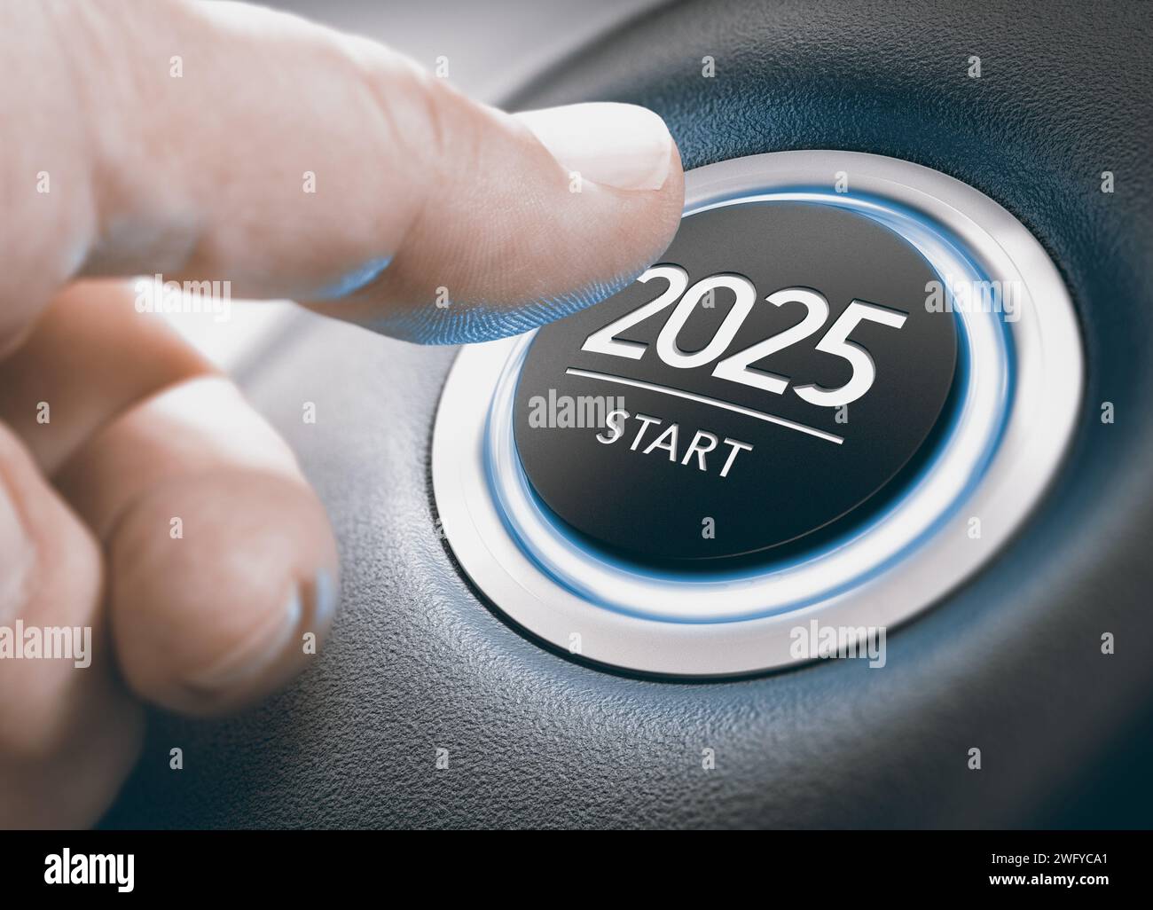 Drücken Sie mit dem Finger auf die Zündung des Fahrzeugs, und geben Sie den Text 2025 Start ein. Jahr zweitausendundzwanzig Konzept. Zusammengesetztes Bild zwischen einer Handfotografie Stockfoto
