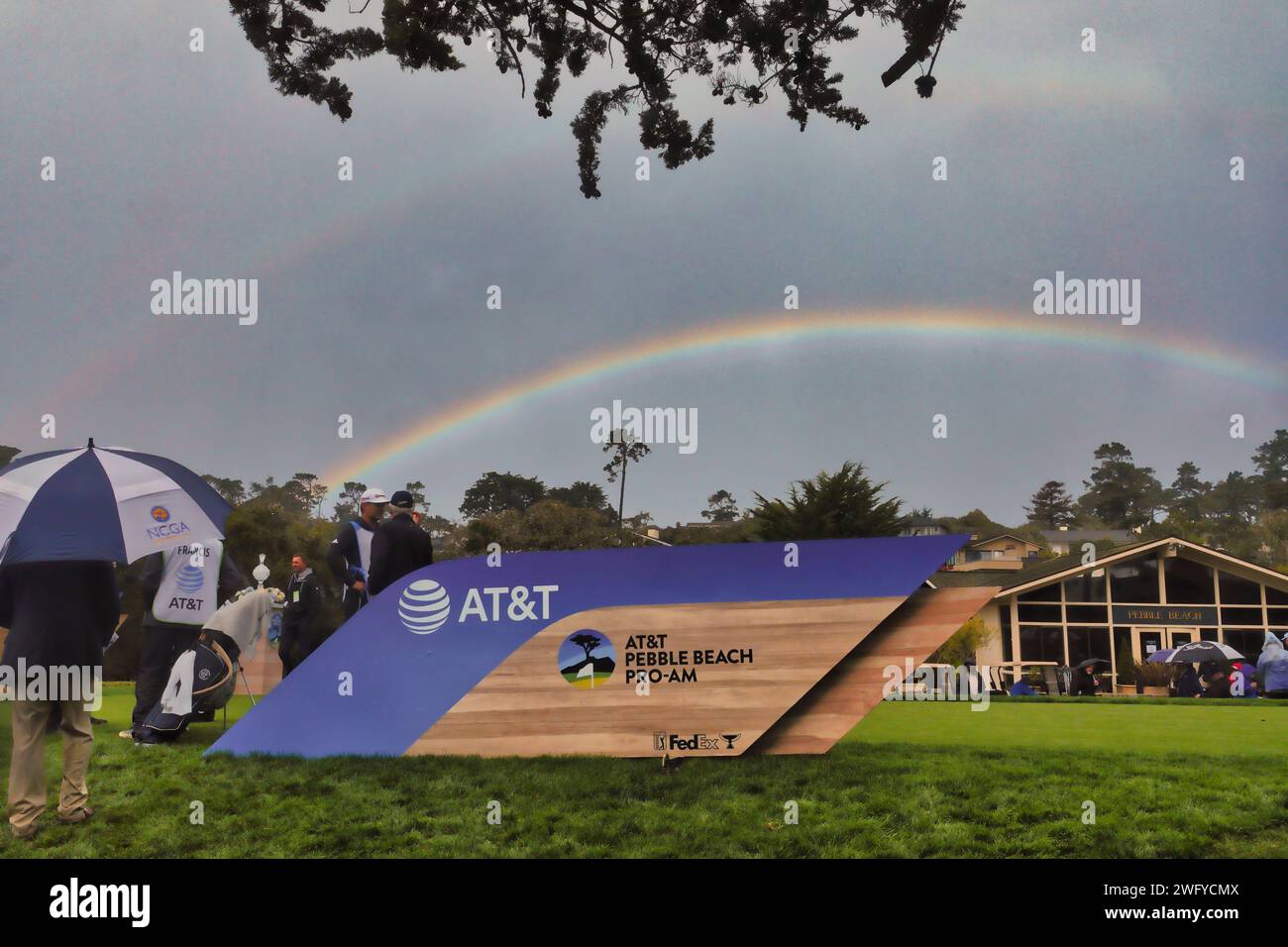 Pebble Beach, USA. Februar 2024. Pebble Beach, Monterey, Kalifornien, USA - 1. Februar 2024 Rainbow erscheint über der Monterey Peninsula und ist der erste Abschlag der zweiten „Signature“-Veranstaltung der USA PGA Tour Season - dem AT&T Pro-am bei den berühmten Pebble Beach Links. Quelle: Motofoto/Alamy Live News Stockfoto