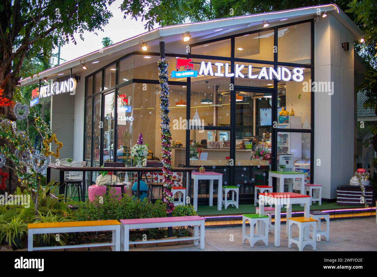 Nakhon Ratchasima, Thailand - 2. Dezember 2021 : Front of Milk Land Cafe, es gibt Getränke mit Kuhmilch. Stockfoto