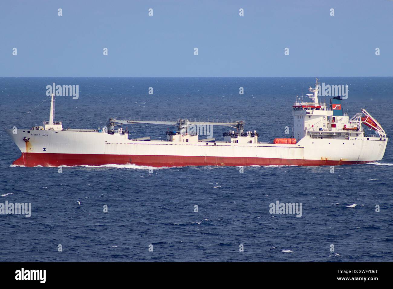 MV Sierra Lara ein 5.000 Tonnen schwerer „Reefer“ – ein Kühlschiff, das für den Transport verderblicher Güter verwendet wird, fährt vor der nordfranzösischen Küste nach Süden. Stockfoto