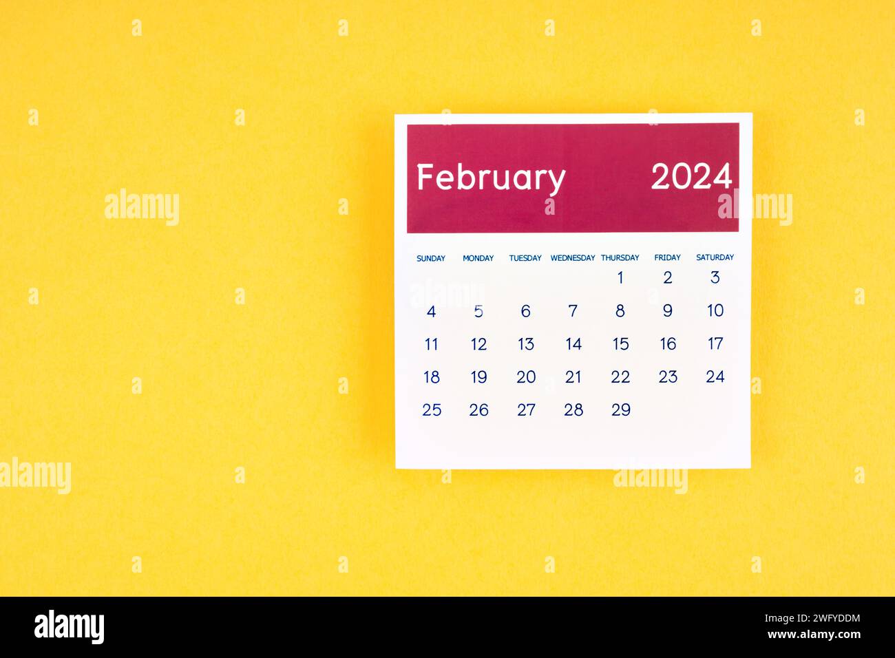 Kalenderseite Februar 2024 auf gelbem Hintergrund. Stockfoto
