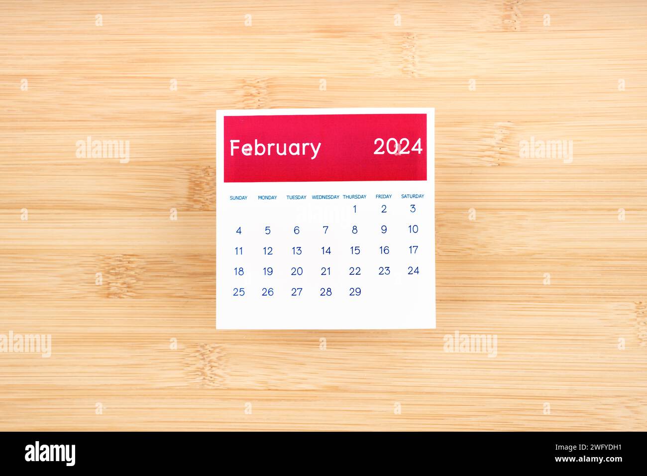 Kalenderseite Februar 2024 auf hölzernem Hintergrund. Stockfoto