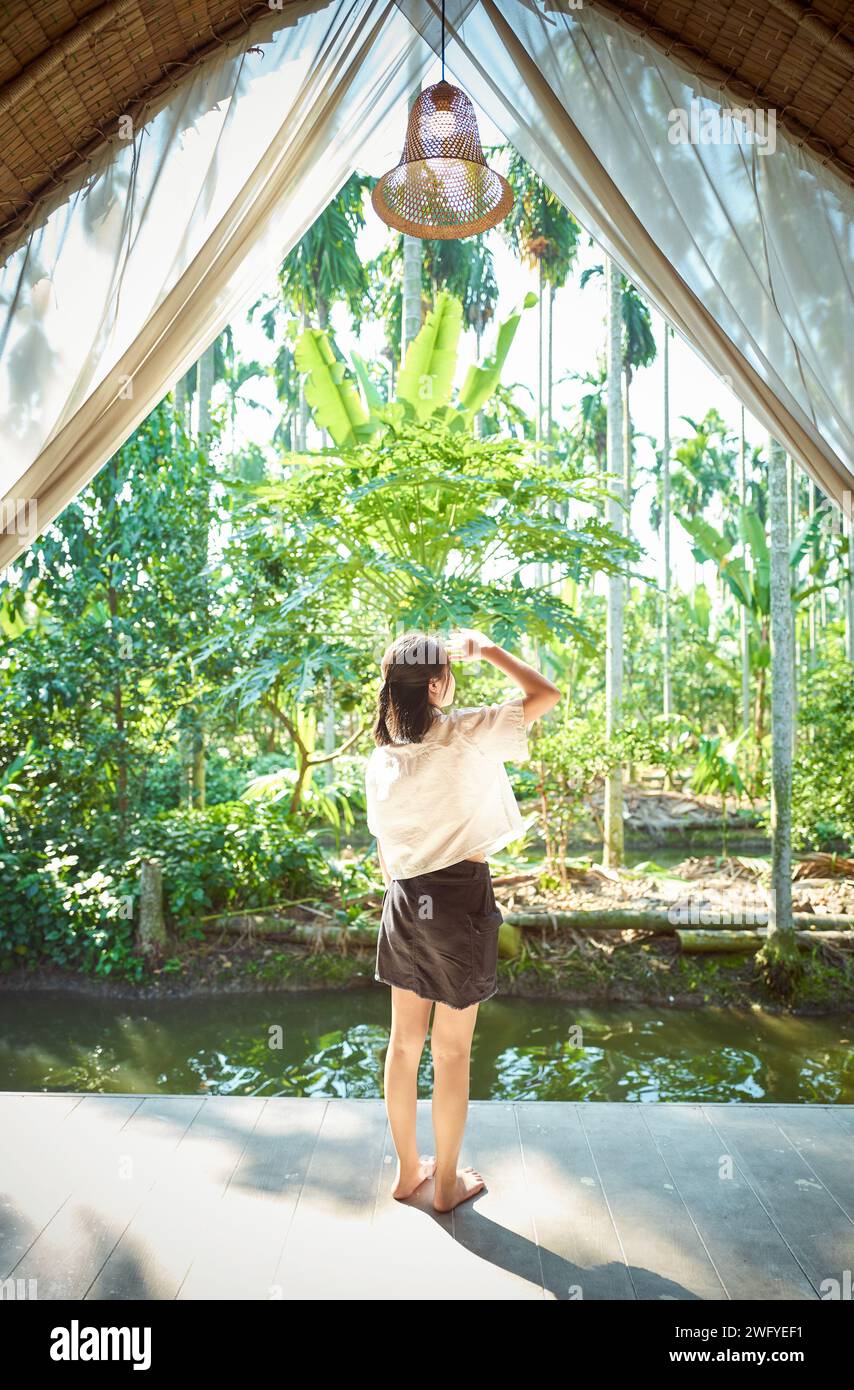 Junges Mädchen reist im Urlaub an einem entspannenden Ort mit schönem tropischen Regenwald und Dschungel-ähnlicher Umgebung außerhalb von Bangkok Stockfoto