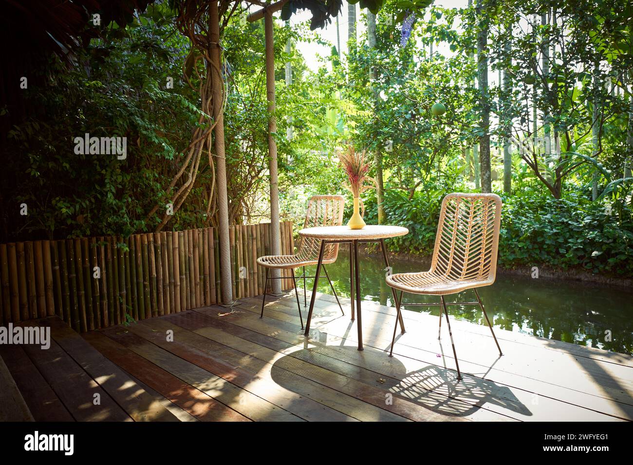 Entspannender Ort mit wunderschönem tropischen Regenwald und Dschungel-ähnlicher Umgebung außerhalb von Bangkok Stockfoto
