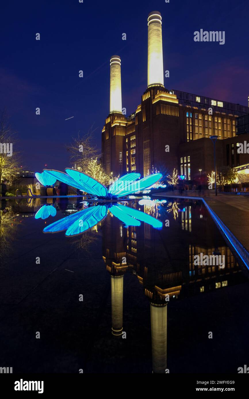 London, UK, 1. Februar 2024. Die Installation „Butterfly Effect“ des Künstlers Masamichi Shimada ist eines von sieben Stücken auf dem Lichtfestival der Battersea Power Station dieses Jahr vom 25. Januar bis 25. Februar. Die sechs großen blauen Schmetterlinge sitzen auf einem Wasserspiel und erzeugen nach Einbruch der Dunkelheit schöne Reflexe. Quelle: Eleventh Photography/Alamy Live News Stockfoto