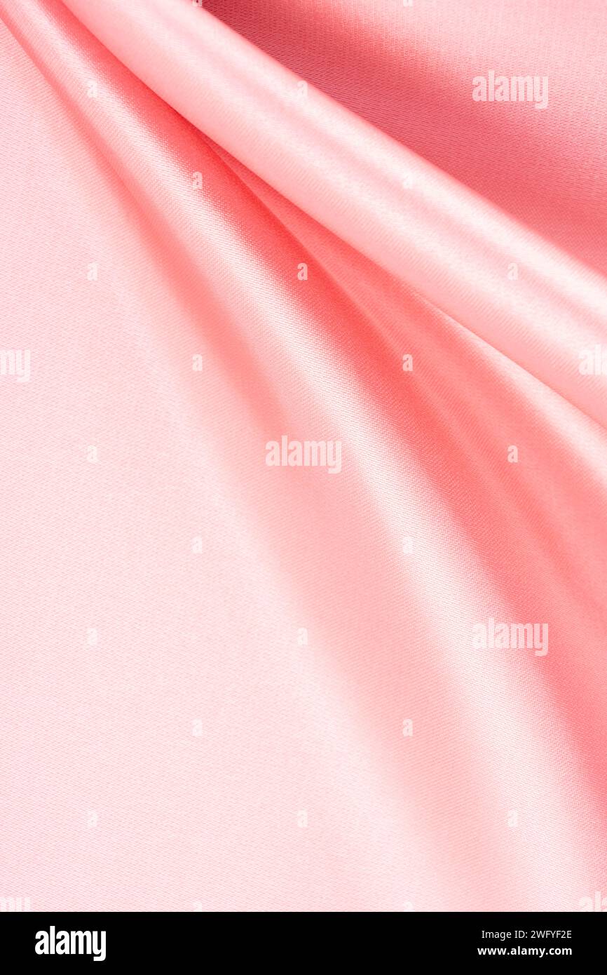 Seidensatin mit gewelltem Wirbel, Textur rosa. Stockfoto