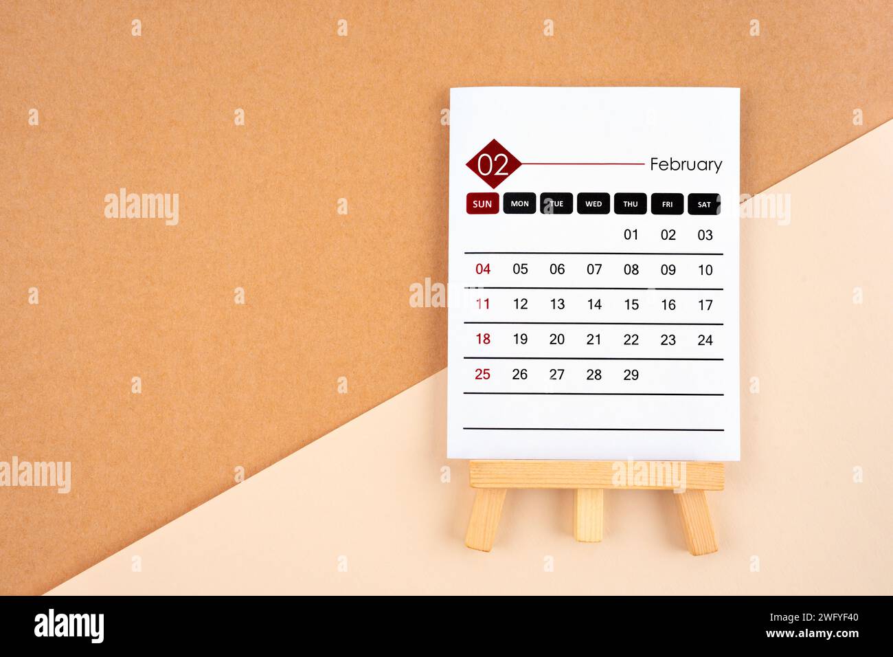 Kalenderseite vom Februar 2024 auf braunem Papierhintergrund. Stockfoto