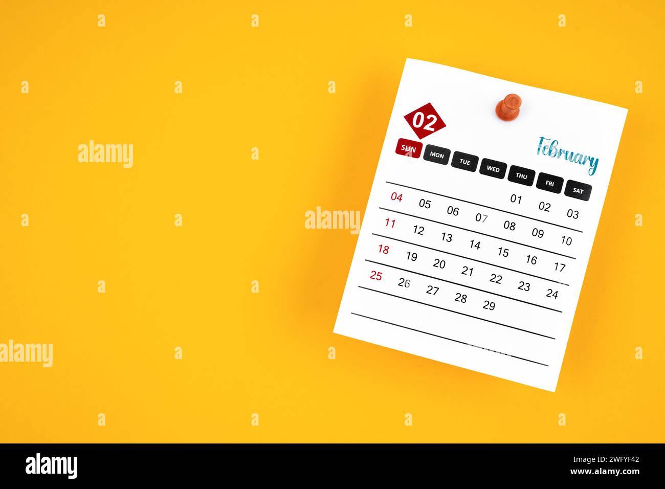 Kalenderseite Februar 2024 mit Stecknadel auf gelbem Hintergrund. Stockfoto