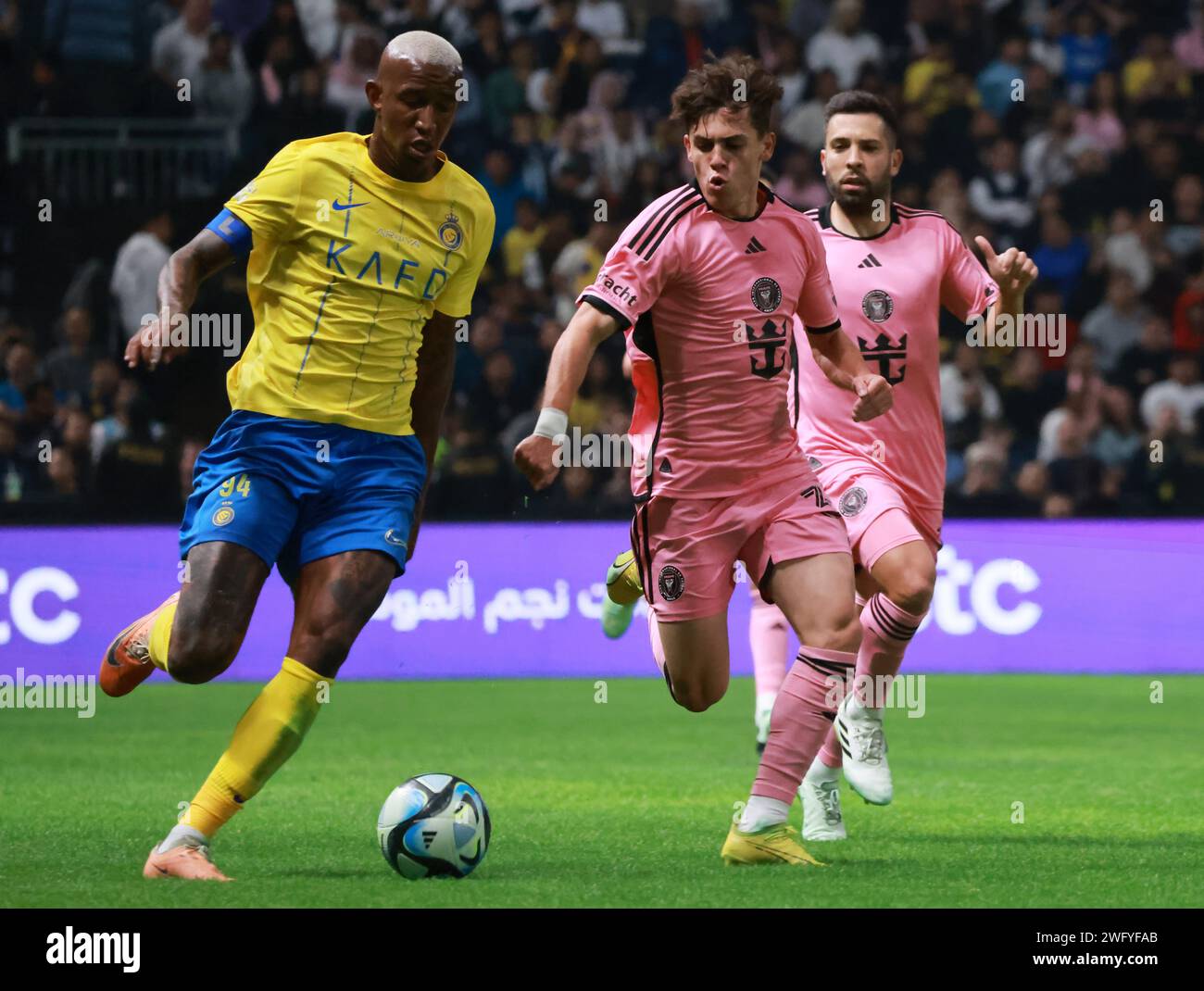 Riad, Saudi-Arabien. Februar 2024. Anderson Talisca (L) von Al-Nassr streitet mit Inter Miamis Noah Allen während des Freundschaftsfußballspiels zwischen Al-Nassr FC Saudi Arabiens und dem US-amerikanischen Inter Miami CF im Kingdom Arena Stadium in Riad, Saudi-Arabien, 1. Februar 2024. Quelle: Wang Haizhou/Xinhua/Alamy Live News Stockfoto