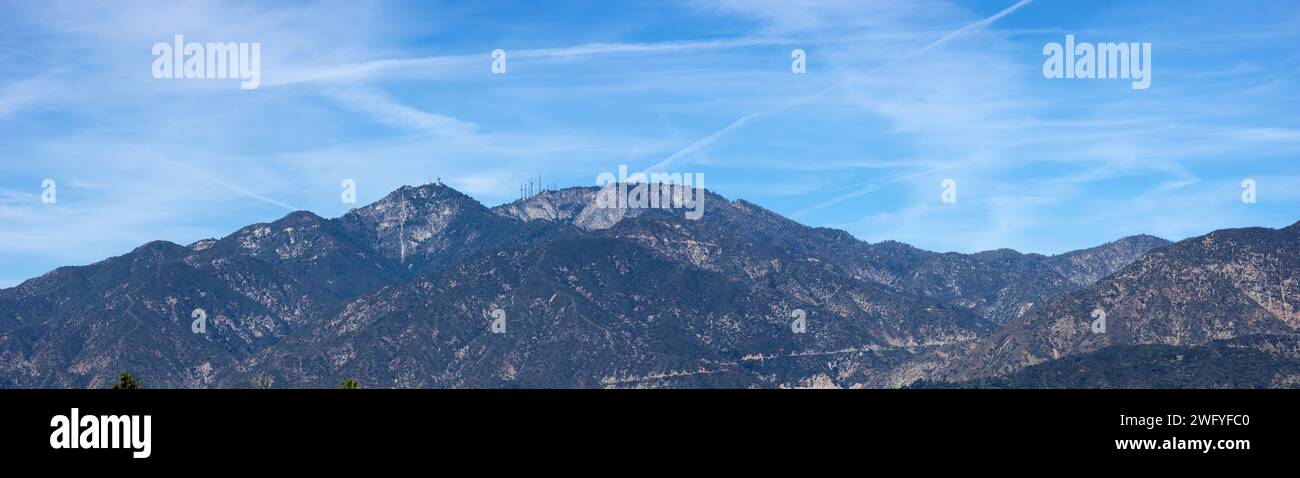 Panorama der San Gabriel Mountains, Mount Wilson, Blick nach Norden von Pasadena, Kalifornien. Stockfoto