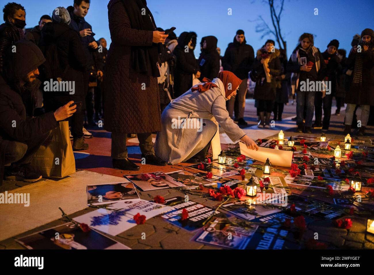 Istanbul, Türkei. Februar 2024. Diejenigen, die ihr Leben bei dem Erdbeben verloren haben, wurden von ihren Verwandten mit Nelken belassen. Am 06.02.2023, um 04:17 und 13:24 Uhr Türkenzeit, ereigneten sich zwei Erdbeben der Stärke 7,7 und 7,6, mit Epizentren in Pazark (Kahramanmaras) und Elbistan (Kahramanmaras). Verwandte von denen, die beim Erdbeben ihr Leben verloren haben, kamen am Kadikoy Pier zusammen und warfen Nelken ins Meer nach der Pressemitteilung. Quelle: SOPA Images Limited/Alamy Live News Stockfoto