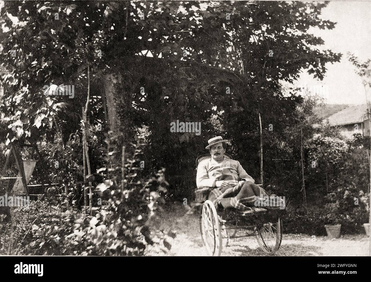 1903 , Torre del Lago , Lucca , ITALIEN : der gefeierte italienische Musikkomponist GIACOMO PUCCINI ( 1858 - 1924 ) , als er sich im Rollstuhl von einer Krankheit erholte , die ihn lange Zeit behindert hatte . 1903 hatte er bei einem Autounfall ein gebrochenes Bein erlitten. Die schwierige Verkalkung der rechten Tibia führte zur Diabetesdiagnostik und zur Anwendung von Saccharin. Foto von Alfredo Caselli. - . - GESCHICHTE - FOTO STORICHE - OPERA LIRICA - COMPOSITORE - MUSICA - Porträt - ritratto - CLASSICA - CLASSICA - COMPOSITORE LIRICO - Porträt - ritratto - MUSICISTA - MUSICA - sedia a rot Stockfoto