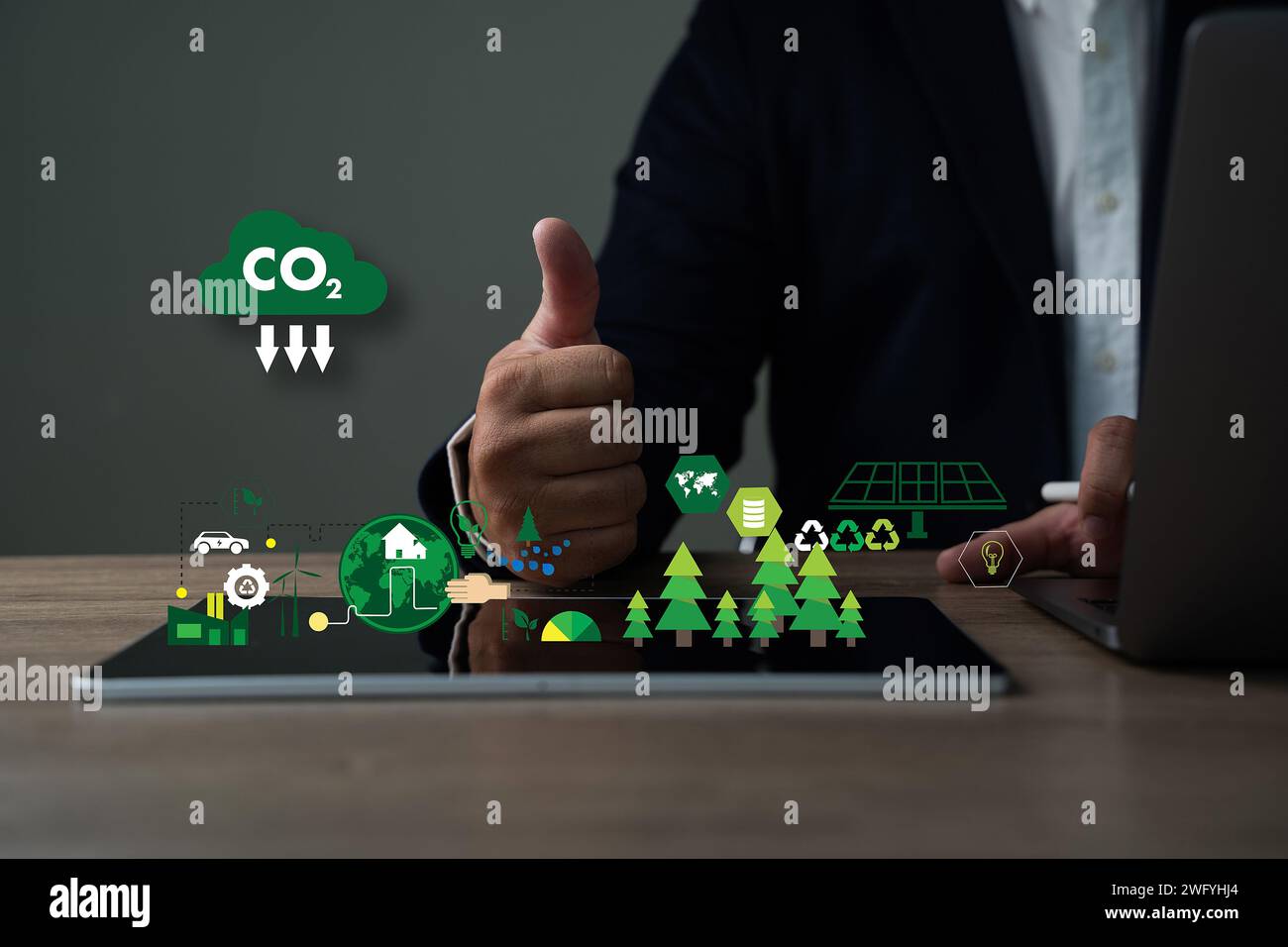 CO2-Emissionen reduzieren und CO2-Emissionen reduzieren Geschäftsmann arbeitet virtuell und modern an Computern, um CO2 zu reduzieren Stockfoto