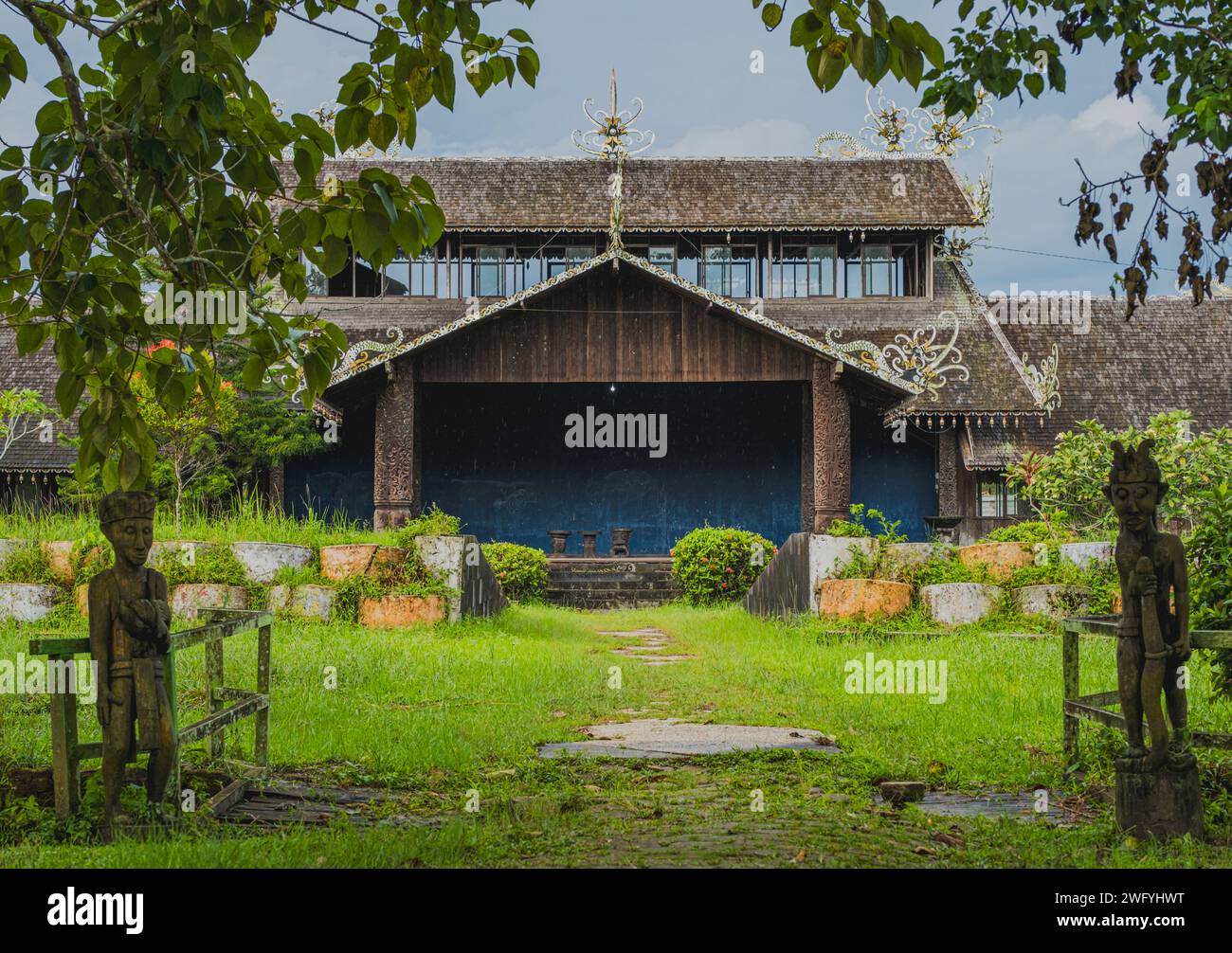 Balikpapan, Indonesien - 21. Januar 2024. Dieses alte Lamin-Haus ist ein langes Haus. Stockfoto