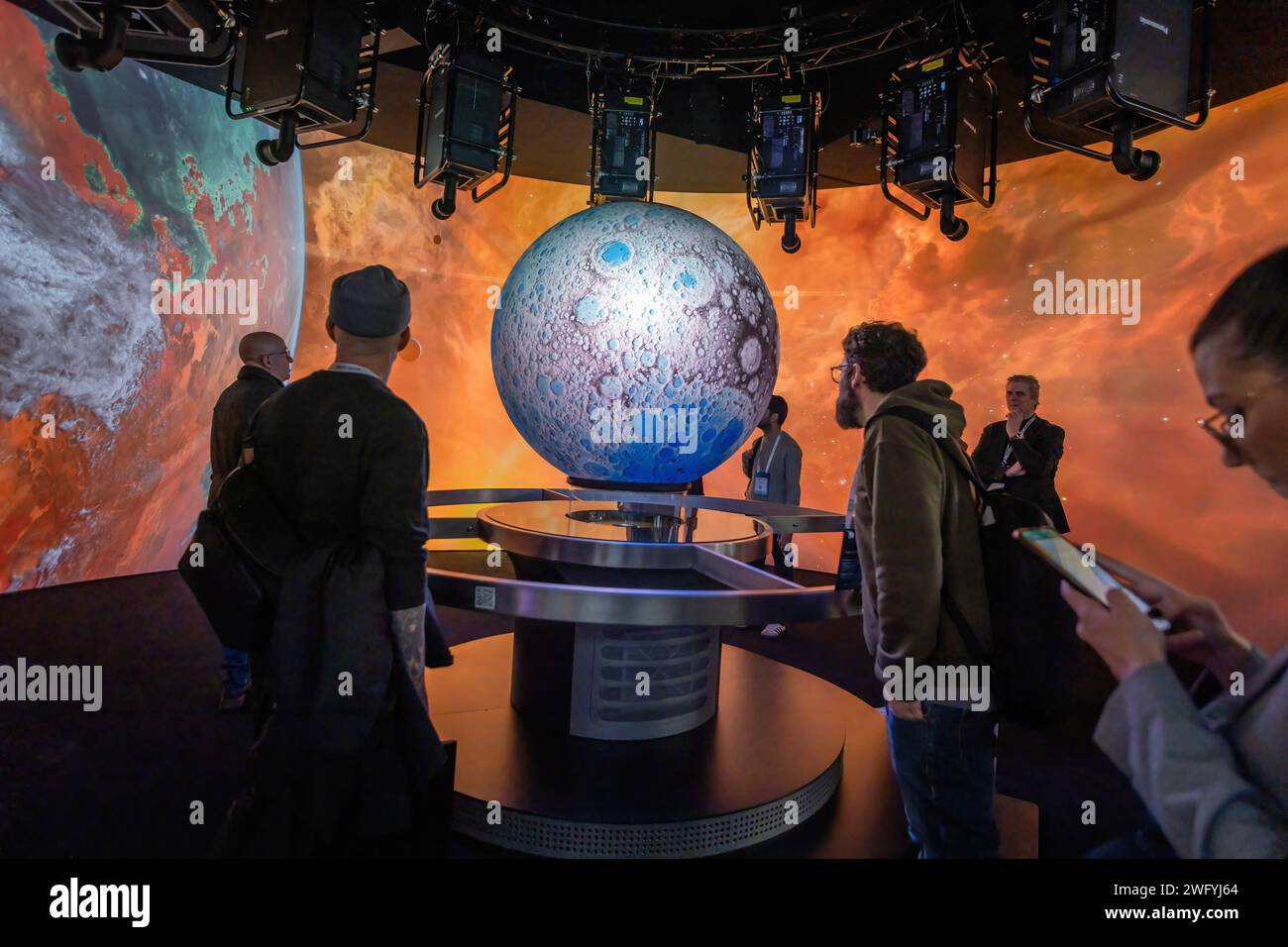 Barcelona, Spanien. Februar 2024. Besucher der audiovisuellen Messe ISE 2024 können am Panasonic-Stand auf dem Messegelände Barcelona-Gran Via mit dem von Sedna betriebenen Klimasystem interagieren. Vom 30. Januar bis zum 2. Februar findet in Barcelona die zwanzigste Ausgabe von Integrated Systems Europe (ISE) 2024 auf der Fira de Barcelona-Gran Via statt, an der Aussteller führender Unternehmen und Hersteller aus dem audiovisuellen Sektor teilnehmen. Quelle: SOPA Images Limited/Alamy Live News Stockfoto