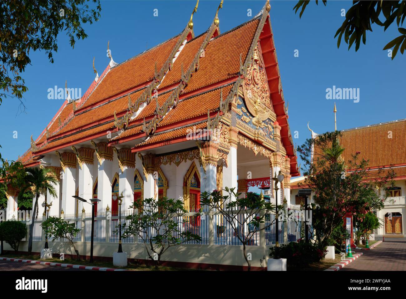 Der Viharn (Vihara) oder die Gebets-/Meditationshalle eines typischen buddhistischen Tempels im thailändischen Stil, Wat Mongkol Nimit (Mongkhon Nimit) in Phuket Stadt, Thailand Stockfoto
