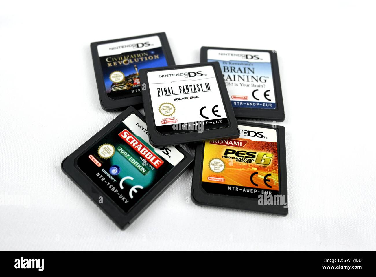Nintendo DS Spielkassetten auf weißem Hintergrund – Wales, Großbritannien – 31. Januar 2024 Stockfoto