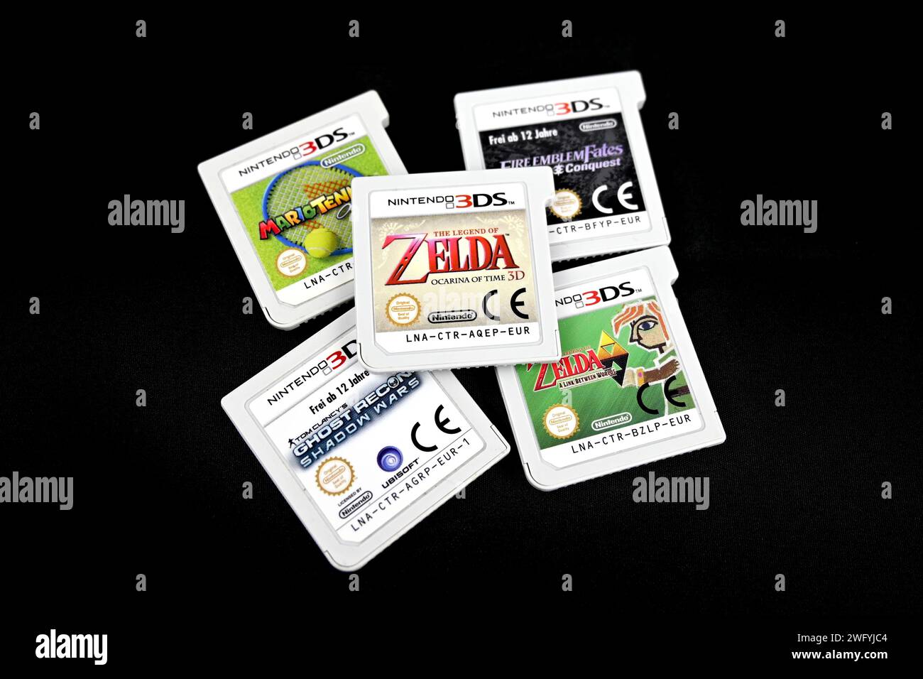 Nintendo 3DS Spielkassetten auf schwarzem Hintergrund – Wales, Großbritannien – 31. Januar 2024 Stockfoto