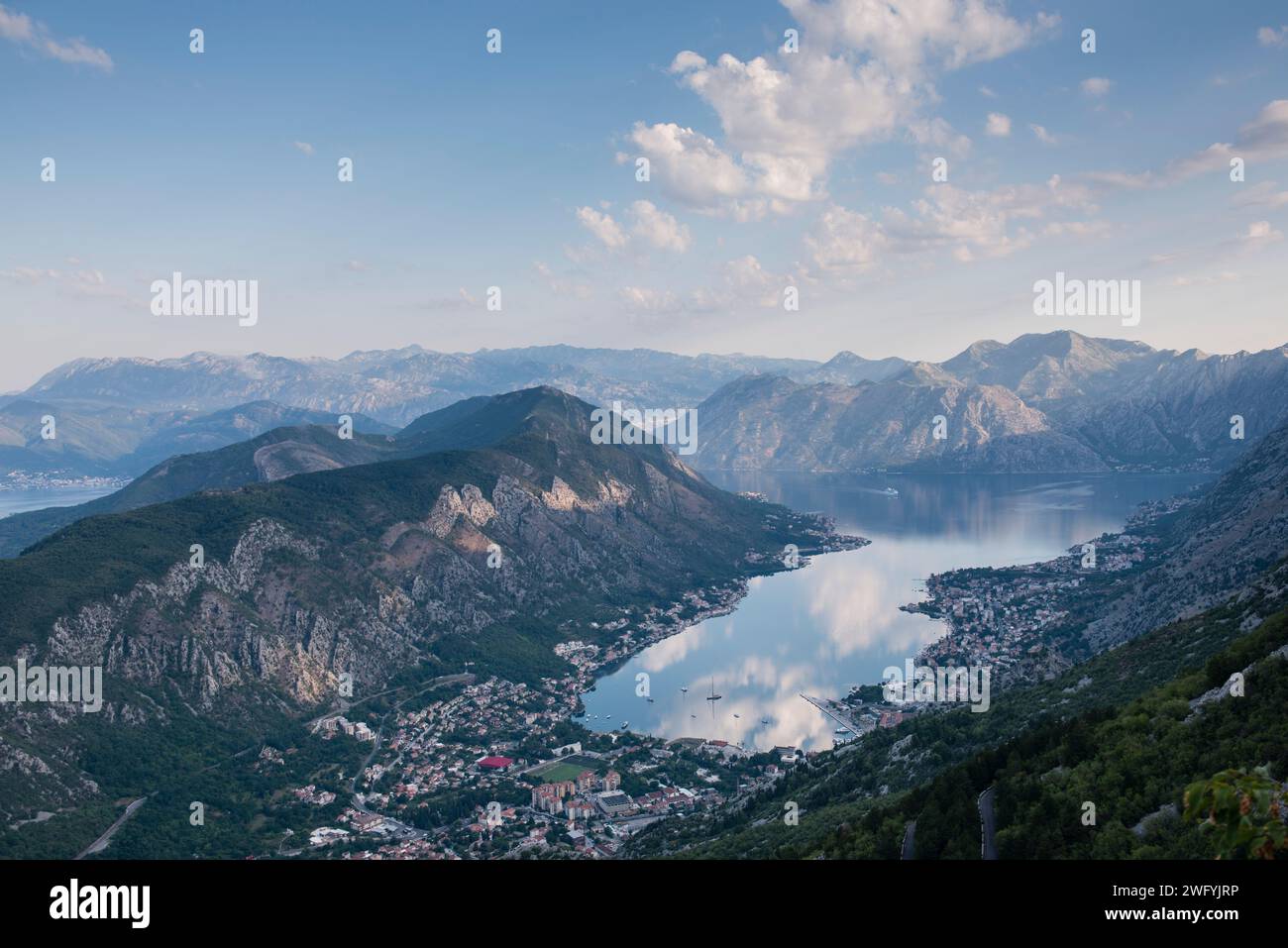 Blick auf die Bucht von Boka und Kotor, Montenegro Stockfoto