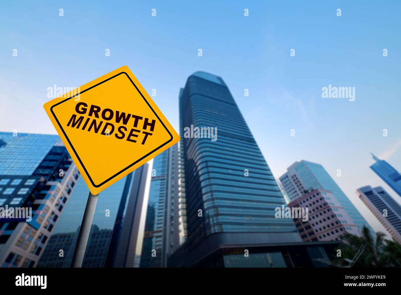 Gelbes Verkehrsschild mit Text zur Wachstumseinstellung und Wolkenkratzer-Hintergrund. Konzept des kontinuierlichen Lernens Stockfoto