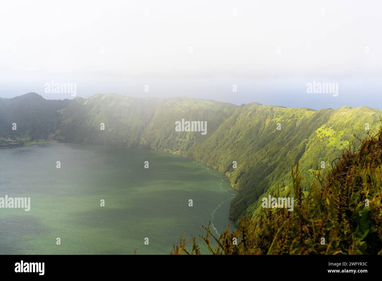 Aussichtspunkt des Kratersees Sete Cidades auf den Azoren Sao Miguel Portugal Stockfoto