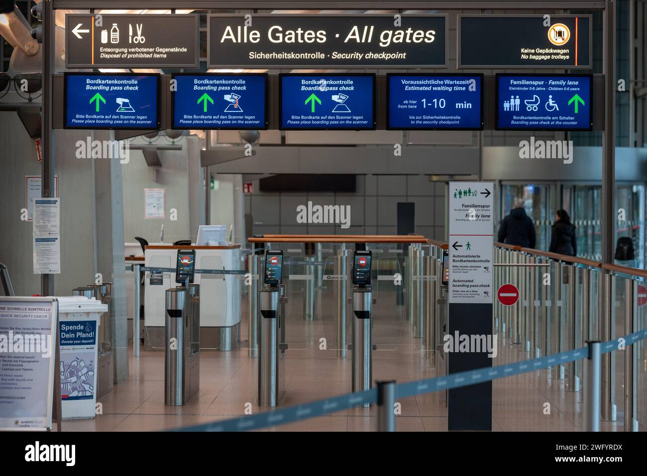 Hamburg, Deutschland, 1. Februar 2024 - verwaiste Sicherheitskontrolle am Flughafen Hamburg. Warnschlag von Sicherheitspersonal. Stockfoto