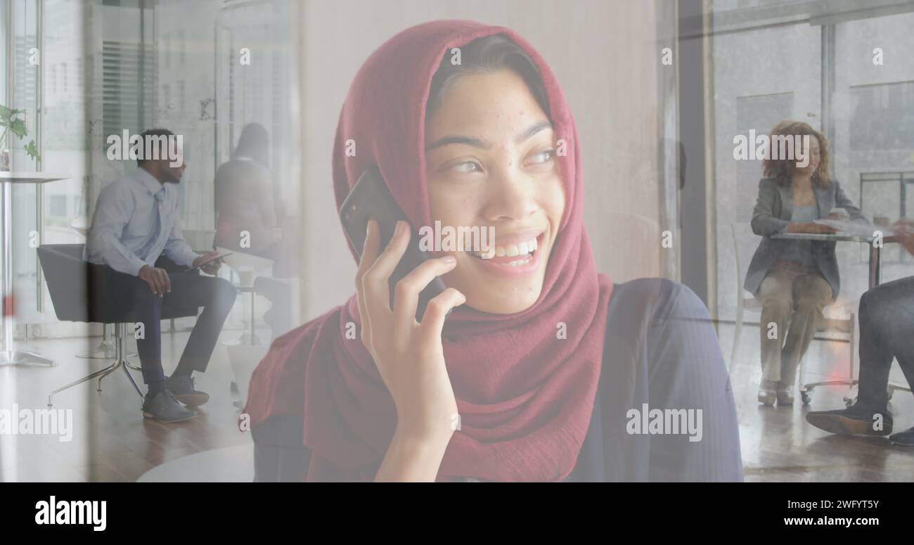 Bild einer birassischen Geschäftsfrau am Telefon über Menschen, die gehen und die Stadt sehen Stockfoto