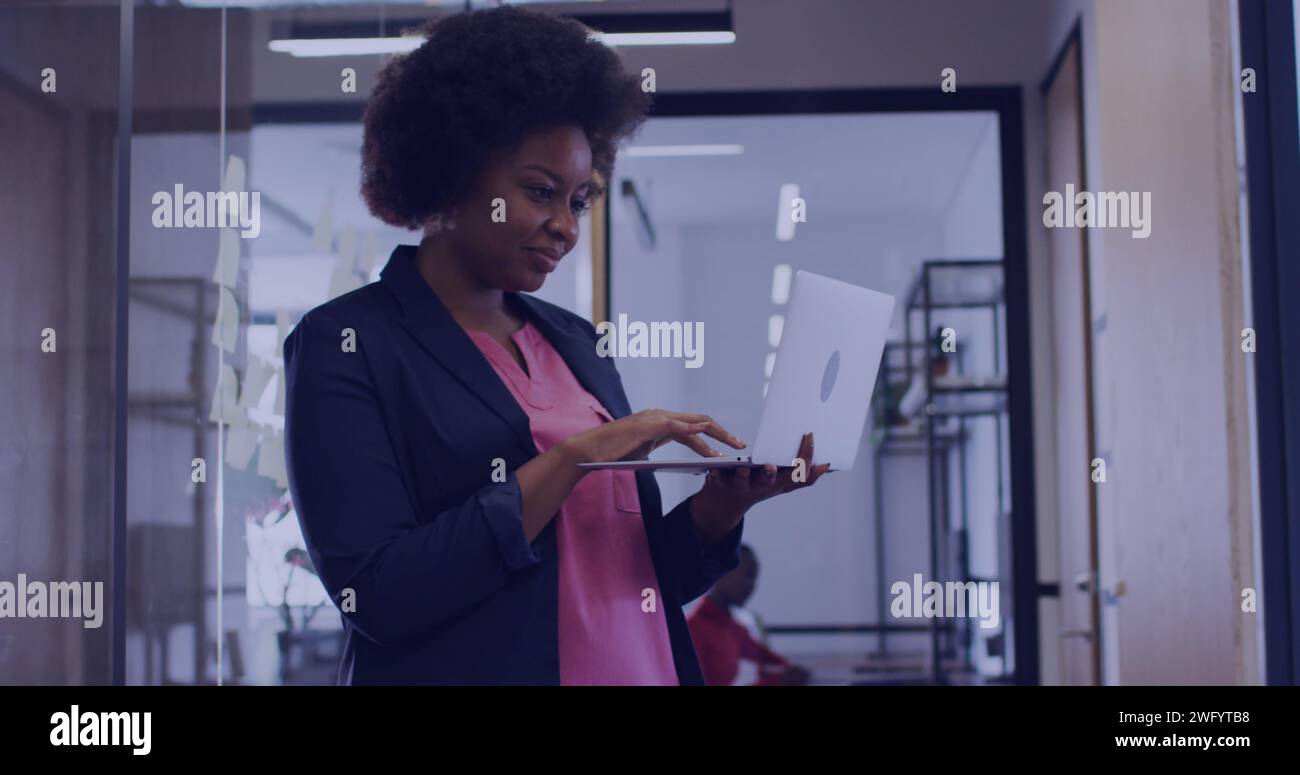 Bild eines Netzwerks von Ikonen über afroamerikanische Geschäftsfrau im Büro Stockfoto
