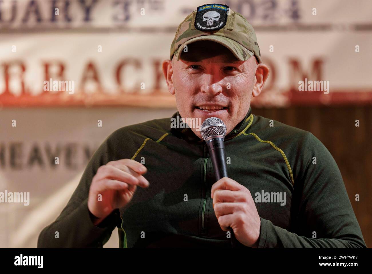 Tropffeder, USA. Februar 2024. Green Beret Ivan Raiklin sprach mit der Menge darüber, was er als illegitime Amtsträger in Washington, DC andeutet. Etwa tausend Menschen versammelten sich, hörten sich Vorträge über Grenzsicherheit an und kämpften am 1. Februar 2024 für konservative Gesprächspunkte in der One Shot Distillery in Dripping Spring, Texas. Dies war die erste große Zusammenkunft des „Take Our Border Back“-Konvois, der ungefähr am 29. Januar 2024 begann und plant, an die Grenze zu Texas und Mexiko zu fahren. (Foto: John Rudoff/SIPA USA) Credit: SIPA USA/Alamy Live News Stockfoto