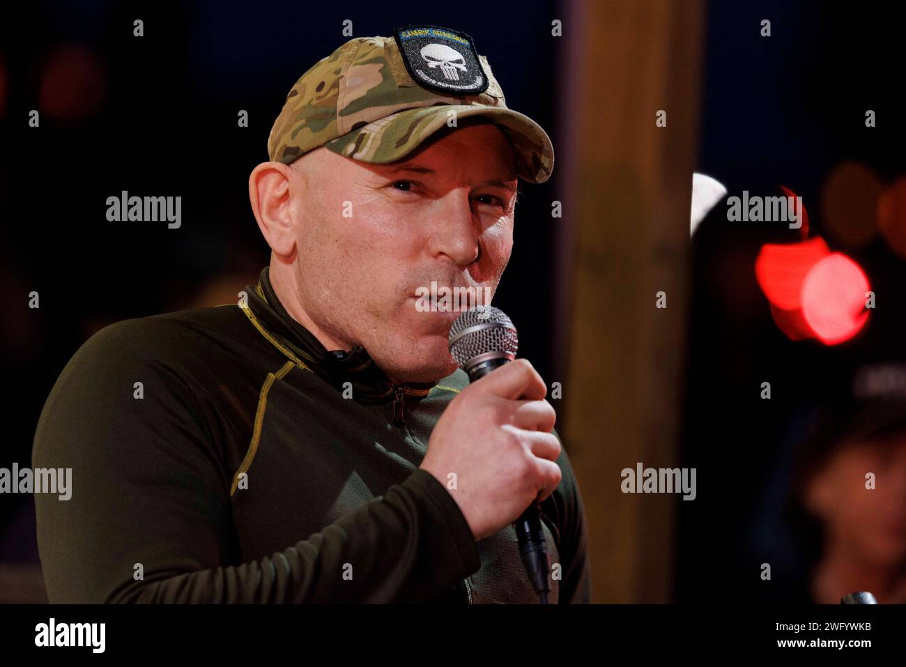 Tropffeder, USA. Februar 2024. Green Beret Ivan Raiklin sprach mit der Menge darüber, was er als illegitime Amtsträger in Washington, DC andeutet. Etwa tausend Menschen versammelten sich, hörten sich Vorträge über Grenzsicherheit an und kämpften am 1. Februar 2024 für konservative Gesprächspunkte in der One Shot Distillery in Dripping Spring, Texas. Dies war die erste große Zusammenkunft des „Take Our Border Back“-Konvois, der ungefähr am 29. Januar 2024 begann und plant, an die Grenze zu Texas und Mexiko zu fahren. (Foto: John Rudoff/SIPA USA) Credit: SIPA USA/Alamy Live News Stockfoto