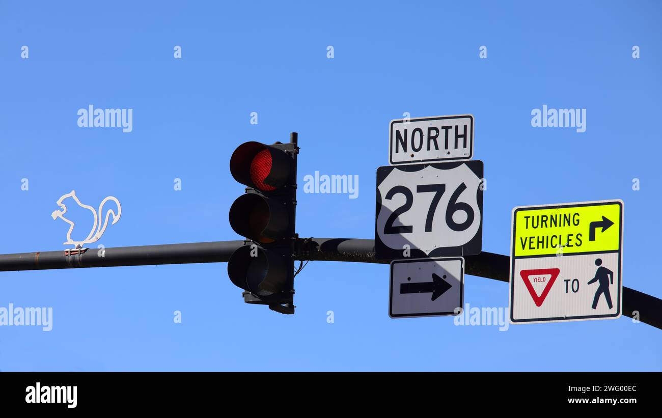 Ein Verkehrsschild in Brevard, NC, Heimat des geliebten weißen Eichhörnchens. Stockfoto