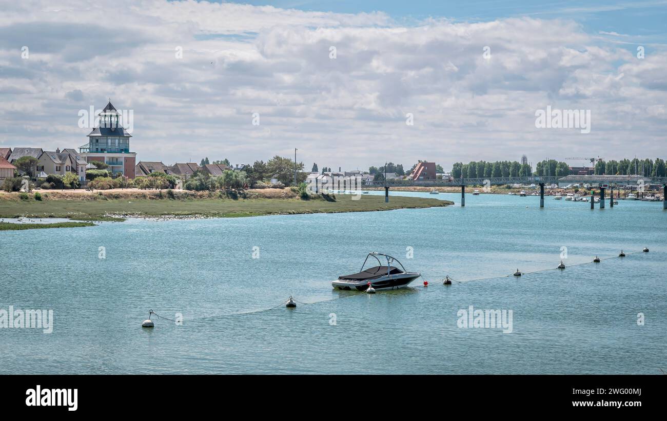 Ein Fluss mit einem Boot, das neben ihm angedockt ist Stockfoto